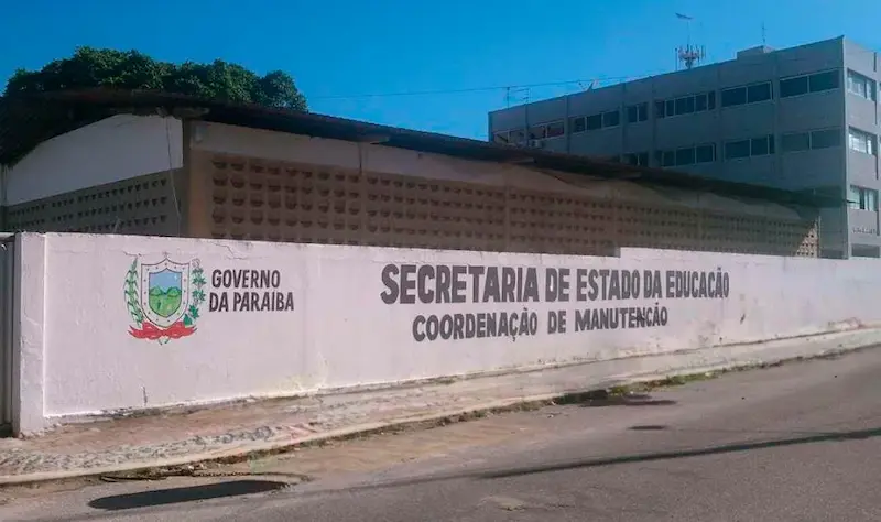 Secretaria de Educação da Paraíba proíbe minissaia, camisa regata e bermuda nas dependências da sede