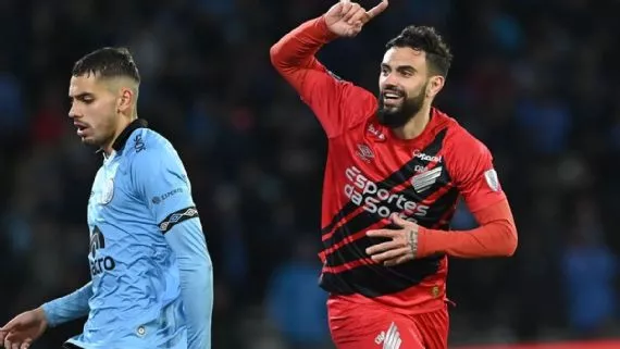 Athletico-PR mostra 'alma copeira', vence Belgrano na Argentina mesmo com um jogador a menos e vai às quartas da Copa Sul-Americana