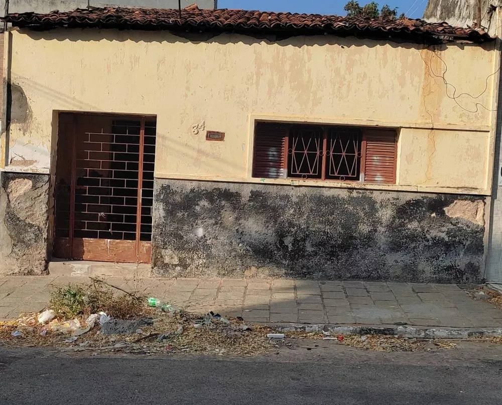 Moradores da Rua Padre Anchieta, no bairro Santo Antônio, relatam preocupação com casa abandonada que vem provocando aparecimento de insetos