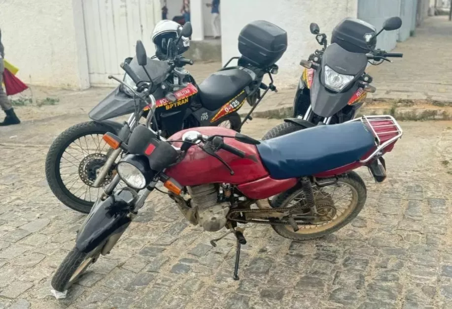 Polícia Militar apreende motocicleta roubada e detém condutor durante Operação Força Total em Patos