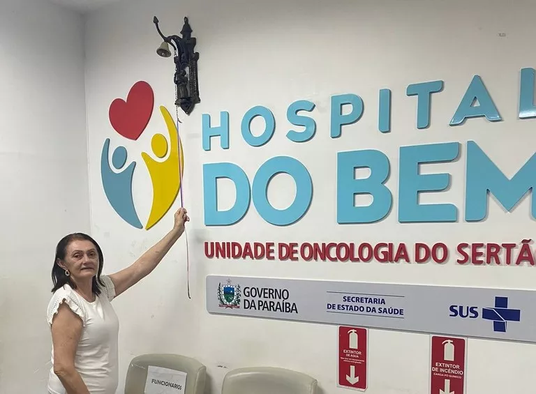 Em Patos: paciente toca o ‘sino da cura’ após tratamento no Hospital do Bem