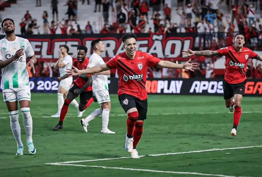 Com confusão e gol no fim, Atlético-GO vence Juventude pelo Brasileirão