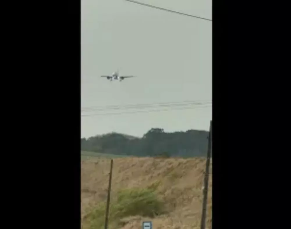 VÍDEO: Vento faz avião ficar de lado durante aproximação para pouso em Chapecó (SC)