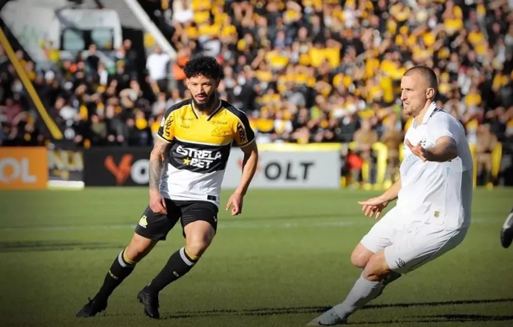 Grêmio vence Criciúma com gol perto do fim e dá salto na tabela do Brasileirão