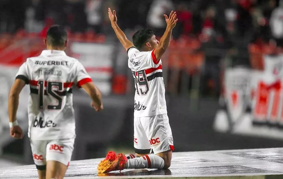Com dois golaços absurdos, São Paulo bate Vitória no Morumbis e encosta no G-4 do Brasileirão
