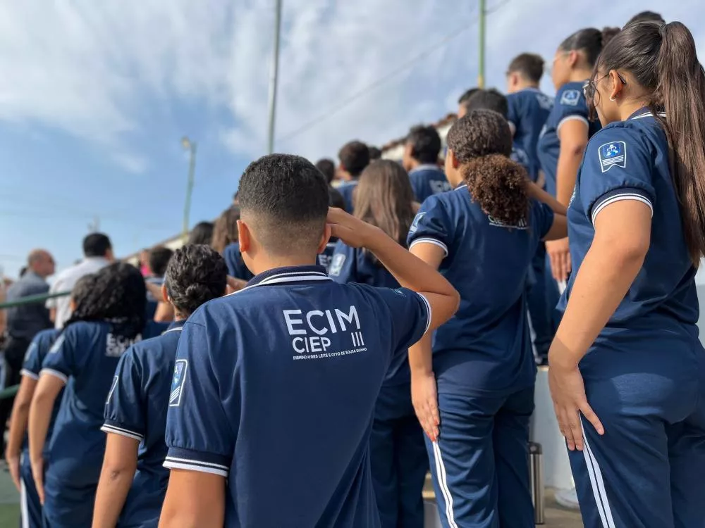 Alunos da Escola Cívico-Militar de Patos visitam Tiro de Guerra em comemoração ao Dia do Soldado