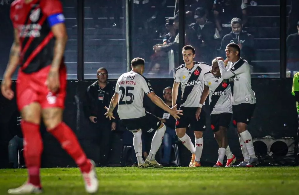 Vegetti decide, e Vasco vence Athletico-PR de virada em 'prévia' da Copa do Brasil