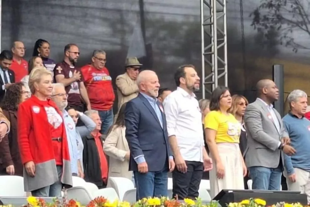 "Des filhes": Hino Nacional é adaptado para linguagem neutra em comício de Guilherme Boulos na cidade de São Paulo