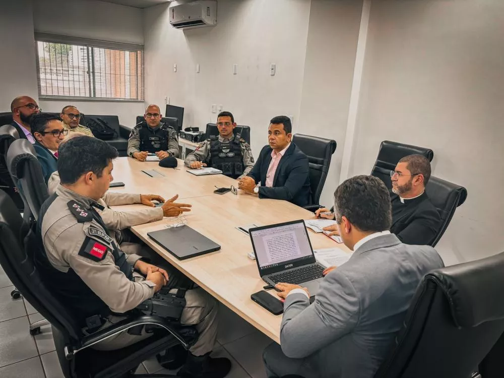 Polícia Militar e demais órgãos de segurança participam de reunião para ajustes finais da Festa da Guia, em Patos