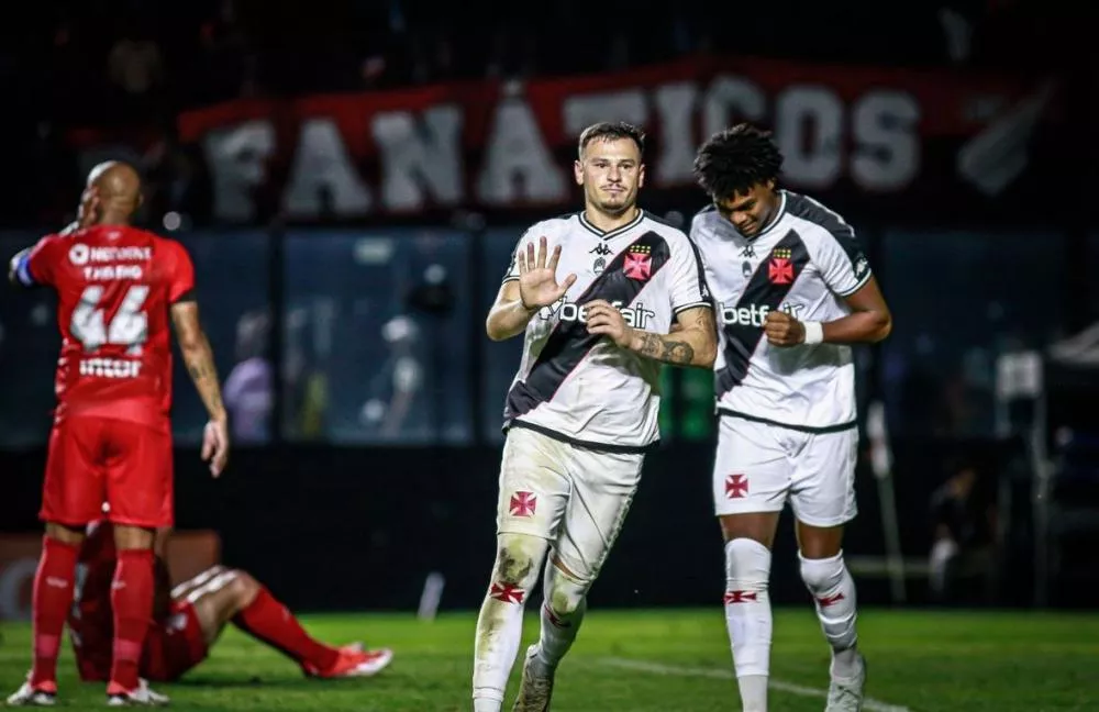 Hugo Moura ativa 'lei do ex', Vasco vence Athletico-PR de virada e larga na frente nas quartas da Copa do Brasil
