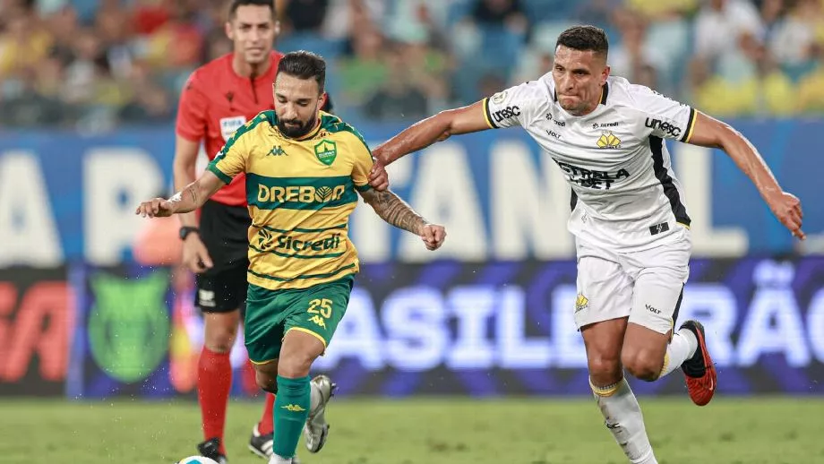 Clayson faz pintura de falta, Cuiabá vence o Criciúma de virada e 'respira' no Z-4 do Brasileirão