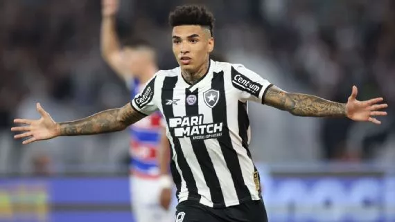 Botafogo conta com brilho de Igor Jesus para vencer o Fortaleza e retomar a liderança do Brasileirão