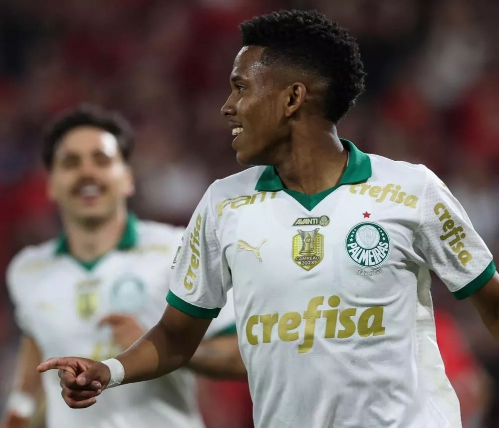 Palmeiras vence Athletico-PR com golaço de Estêvão e segue na cola do líder Botafogo