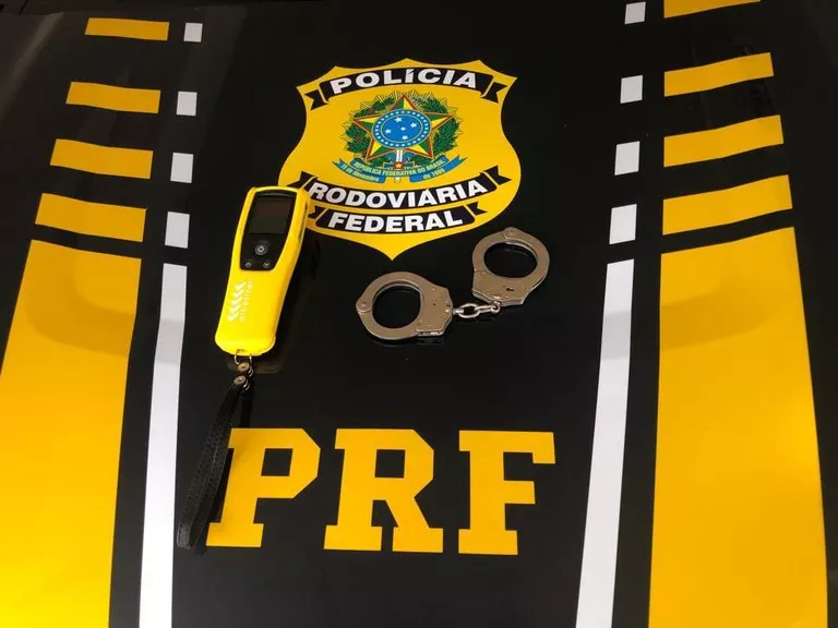 PRF apreende veículo roubado e prende motorista embriagado em operações no Estado da Paraíba