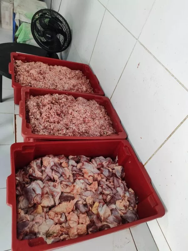 Polícia Civil fecha mais duas fábricas clandestinas de linguiça em João Pessoa; um homem é preso