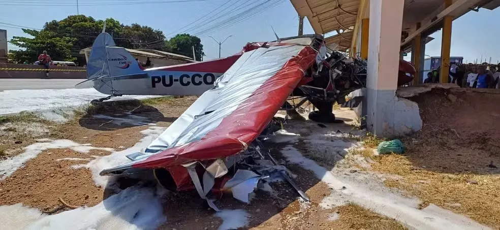Avião de pequeno porte atinge van e moto antes de cair e deixa dois feridos na Zona Sul de Teresina