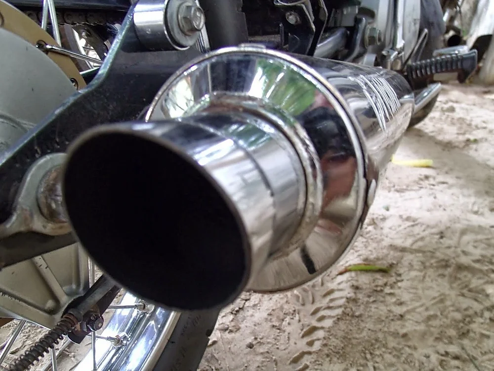 Morador reclama de barulho constante de motos com escapes alterados durante a noite, em Patos