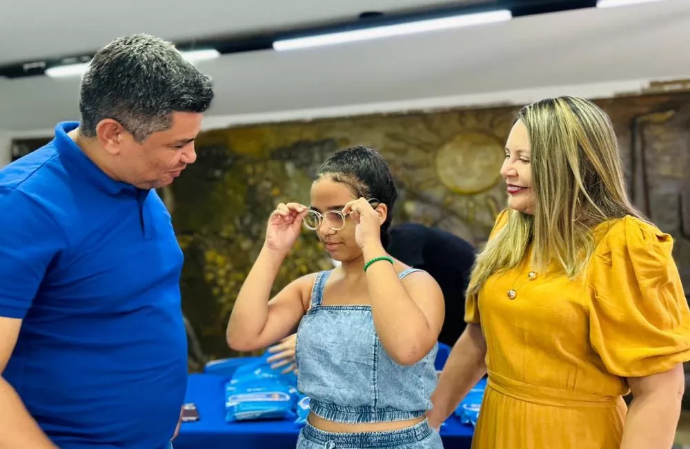 Programa Novos Olhares entrega óculos para mais de 42 crianças e adolescentes da Rede Municipal em Patos