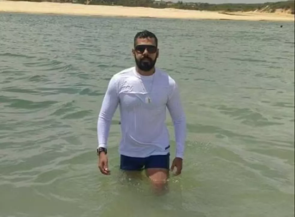 PM que matou pai da ex a tiros após família prestar queixa contra ele por ameaça se entrega à polícia e é preso