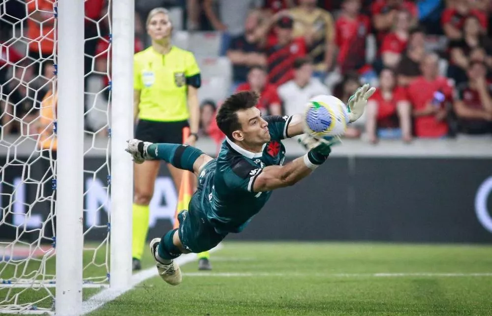 Léo Jardim vira herói, Vasco vence o Athletico-PR nos pênaltis e vai à semifinal da Copa do Brasil após 13 anos