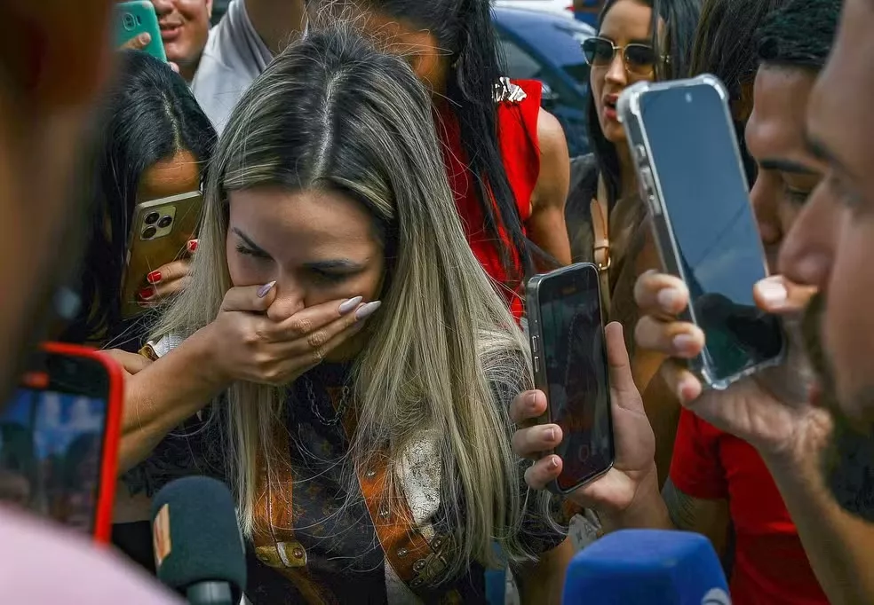 Caso Deolane: Justiça afirma que parentes da influenciadora pagaram pessoas para protestar na frente de presídio no Recife