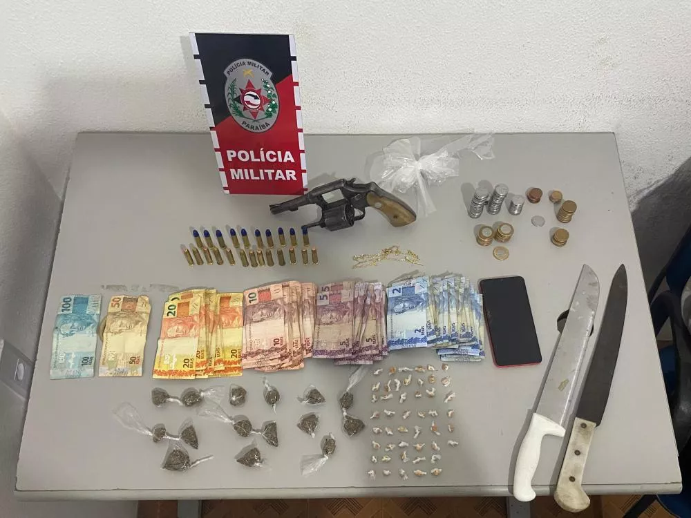 Polícia Militar prende homem e apreende drogas e armas em ponto de tráfico na Rua do Meio, em Patos, após denúncia anônima
