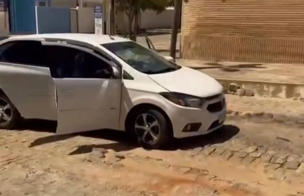 Moradores pedem reparo urgente de buracos em rua do bairro Jardim Guanabara, em Patos, que vem provocando acidentes