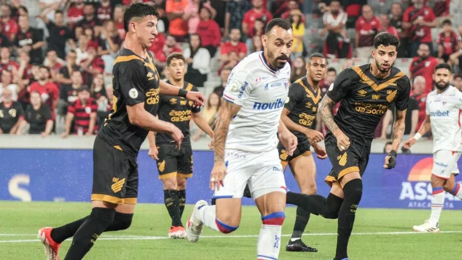 Fortaleza poupa time pensando na Sul-Americana, empata com o Athletico-PR e perde nova chance de assumir ponta do Brasileirão