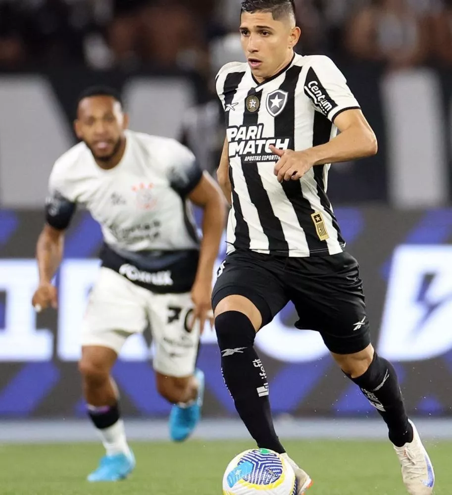 Botafogo vence Corinthians, abre vantagem na liderança do Brasileirão e mantém rival no Z-4