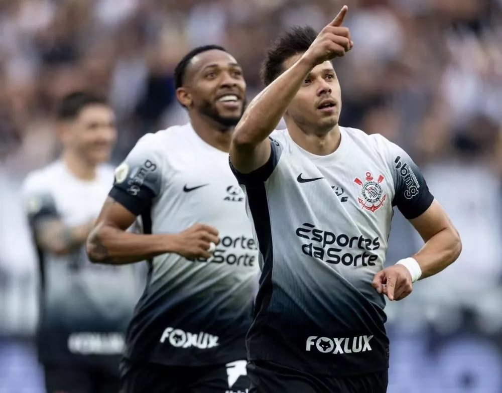 Depay estreia, Romero dá show, e Corinthians faz 3 a 0 no Atlético-GO em duelo direto contra o rebaixamento