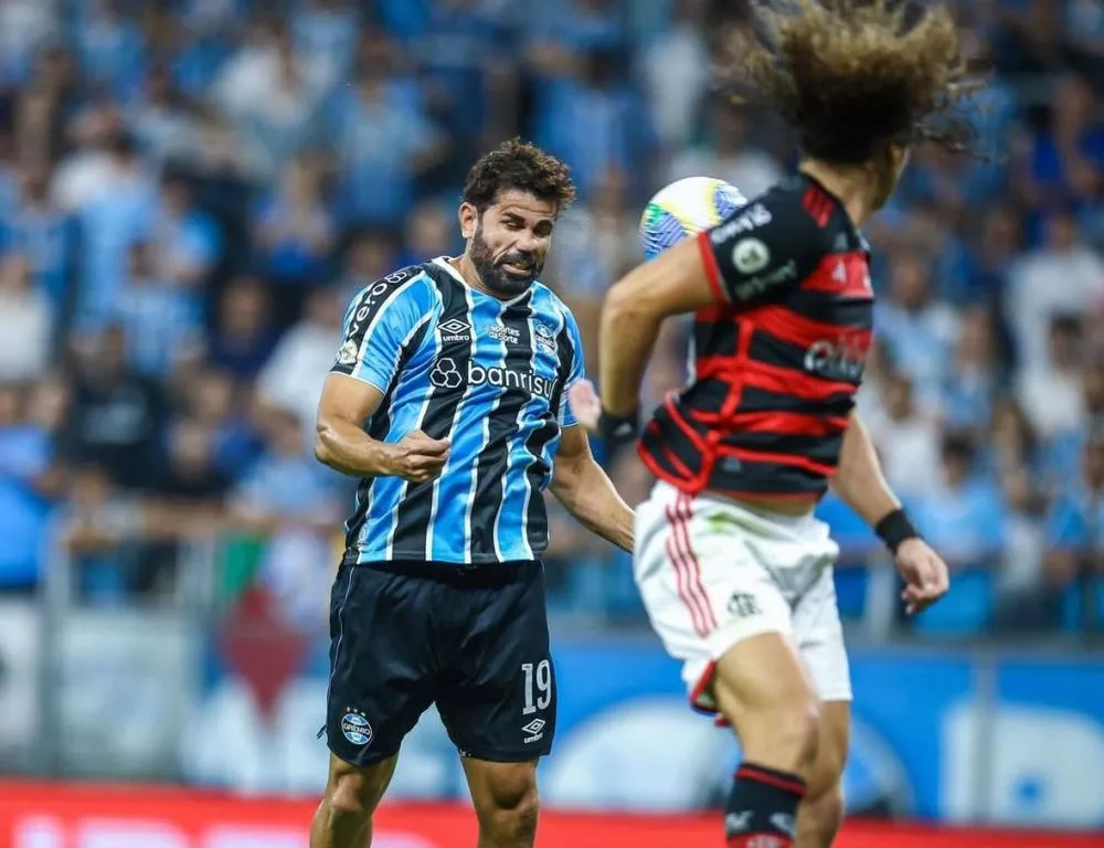 Grêmio leva susto no fim, mas bate o Flamengo, sobe no Brasileirão e se afasta do Z-4
