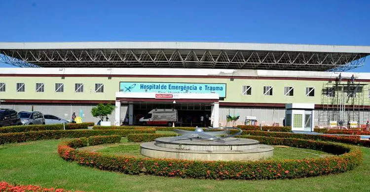 Criança é ferida com tiro acidental quando irmã guardava arma do namorado