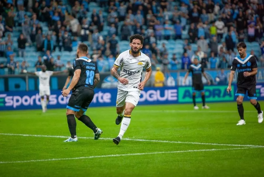 Grêmio perde confronto direto para o Criciúma e segue ameaçado de rebaixamento no Brasileirão