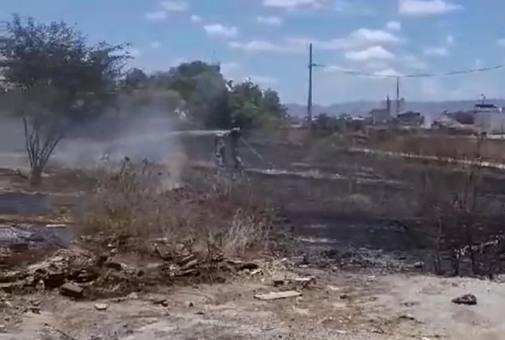 Em Patos: Incêndio criminoso em loteamento mobiliza equipe do Corpo de Bombeiros na manhã desta sexta-feira (27)