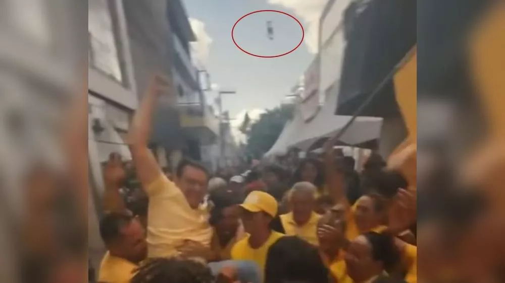 Garrafa é arremessada na direção do candidato Ramonilson Alves e apoiadores na saída do debate da Rádio Espinharas