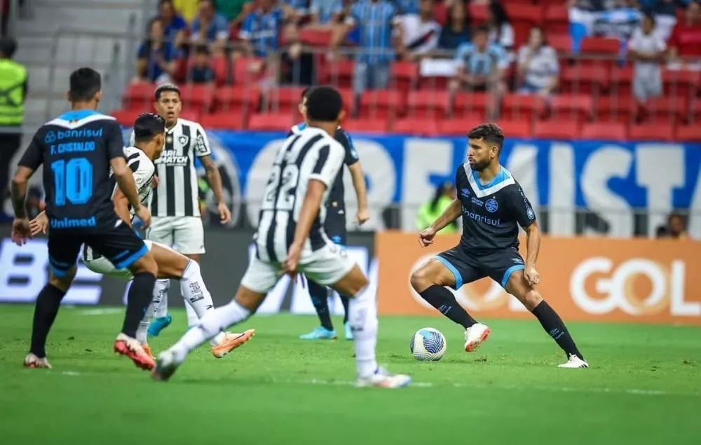 Botafogo empata com o Grêmio, se mantém na liderança, mas vê vantagem para o Palmeiras cair