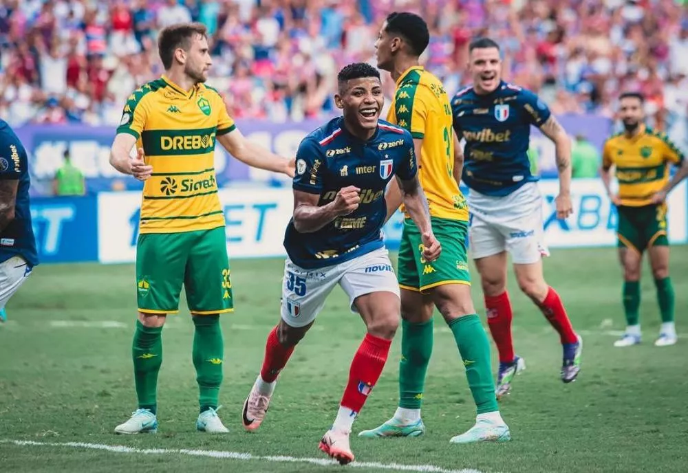 Na briga pelo título do Brasileirão, Fortaleza vence o Cuiabá e cola na liderança