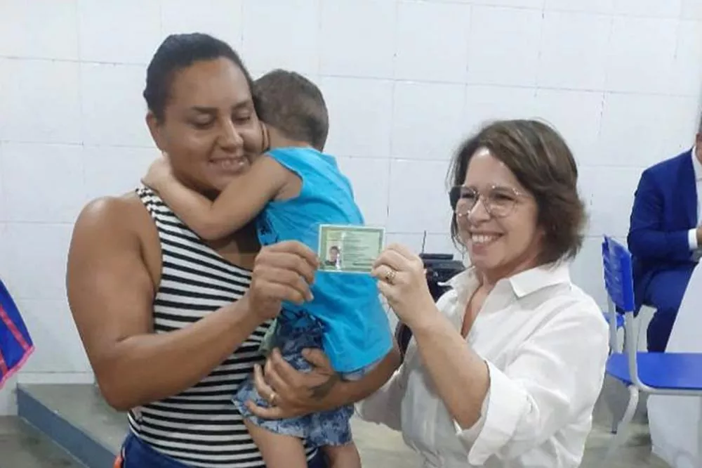Entrega de identidade civil às crianças começou em Patos (Foto: Divulgação/TJPB)