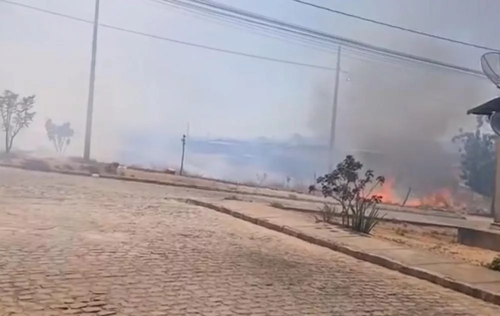 Moradores do Residencial Itatiunga, em Patos, reclamam de queimadas constantes: “Estamos sufocados”