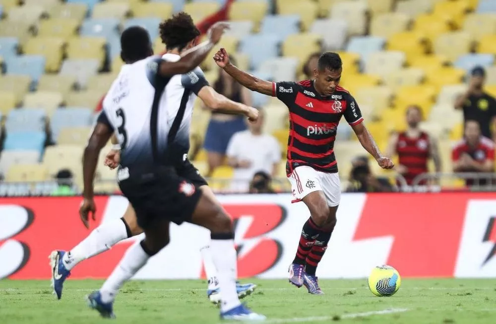 Flamengo vence Corinthians na estreia de Filipe Luís e larga na frente por vaga na final da Copa do Brasil