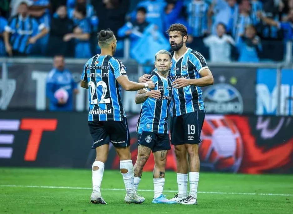 Grêmio vence Fortaleza e se distancia da zona de rebaixamento do Brasileirão