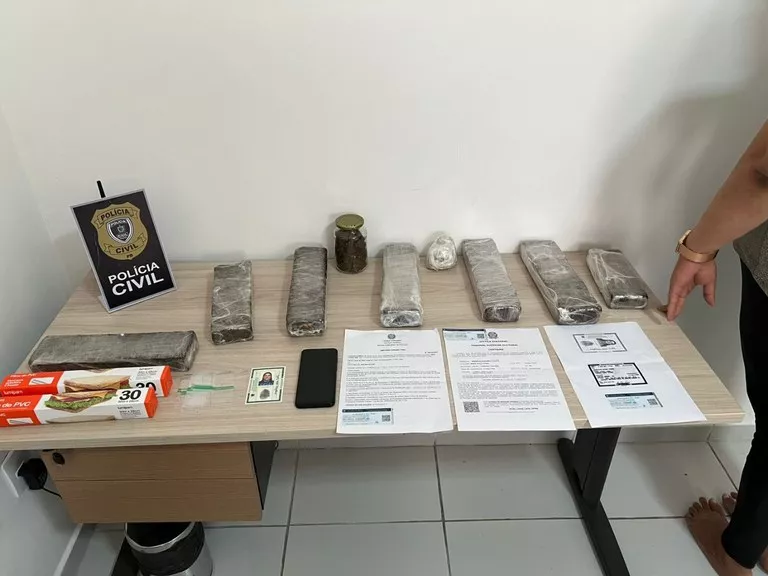 Polícia Civil prende casal por fraude de documentos e apreende 8 kg de maconha em Campina Grande; dupla tem ligação com detentos de Patos