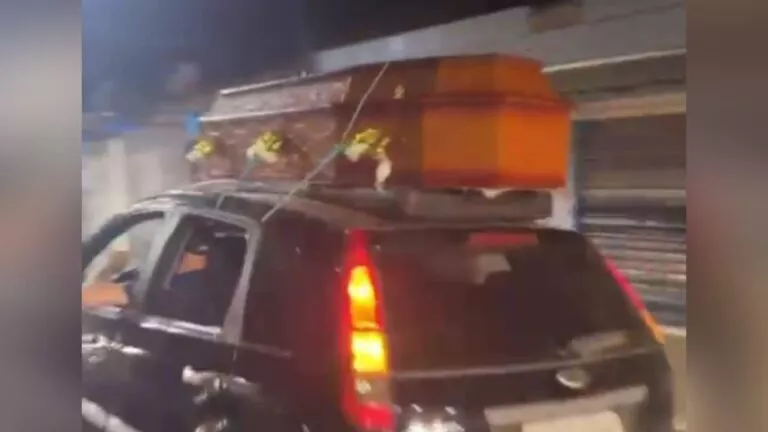 Na Paraíba: Eleitor que apostou caixão em resultado das eleições recebe prêmio inusitado e desfila pelas ruas