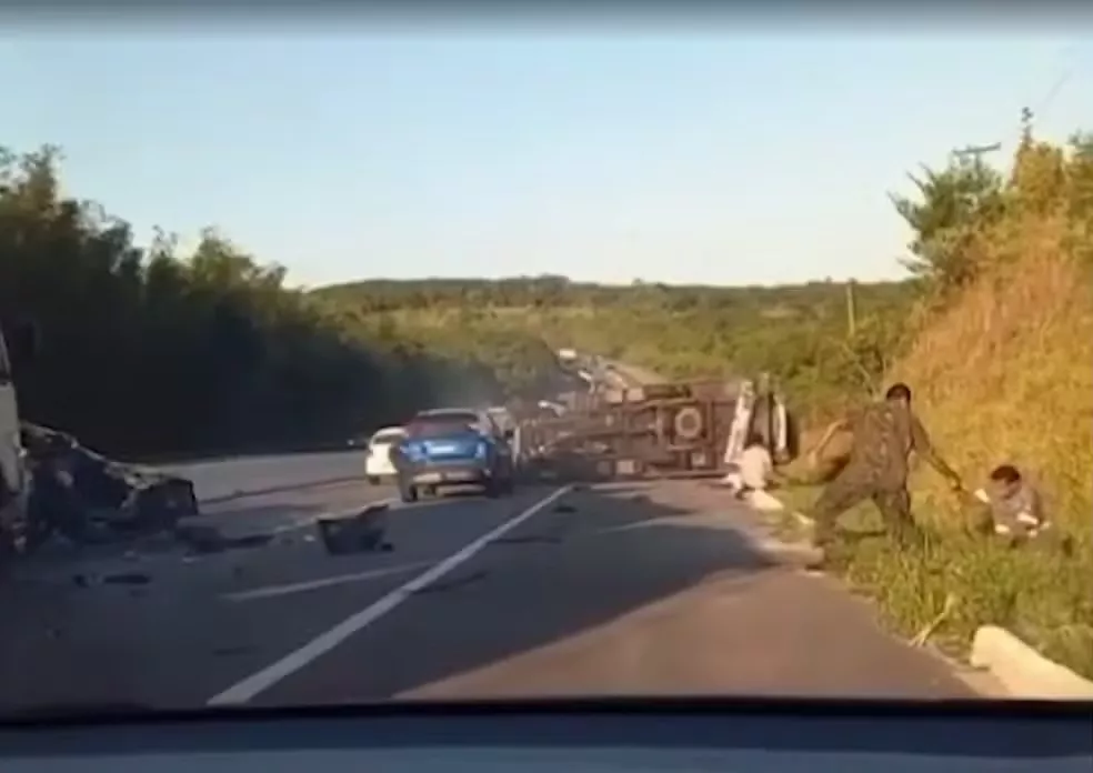 Acidente grave envolvendo seis veículos deixa uma pessoa morta e vários feridos em Caaporã