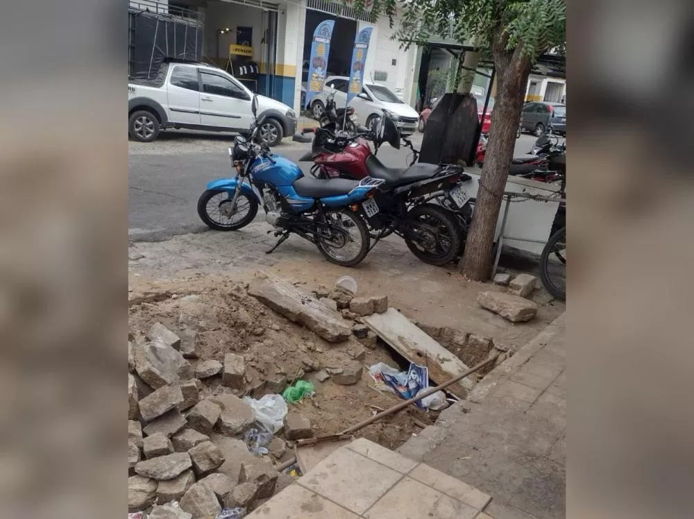 Moradora da rua Major Wanderley, em Patos, denuncia esgoto a céu aberto e pede solução; prefeitura diz que demanda será atendida