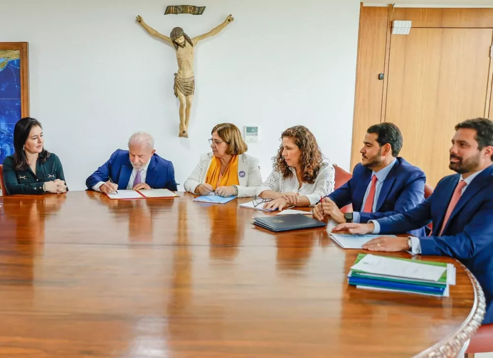 Lula sanciona lei que aumenta pena de feminicídio para até 40 anos