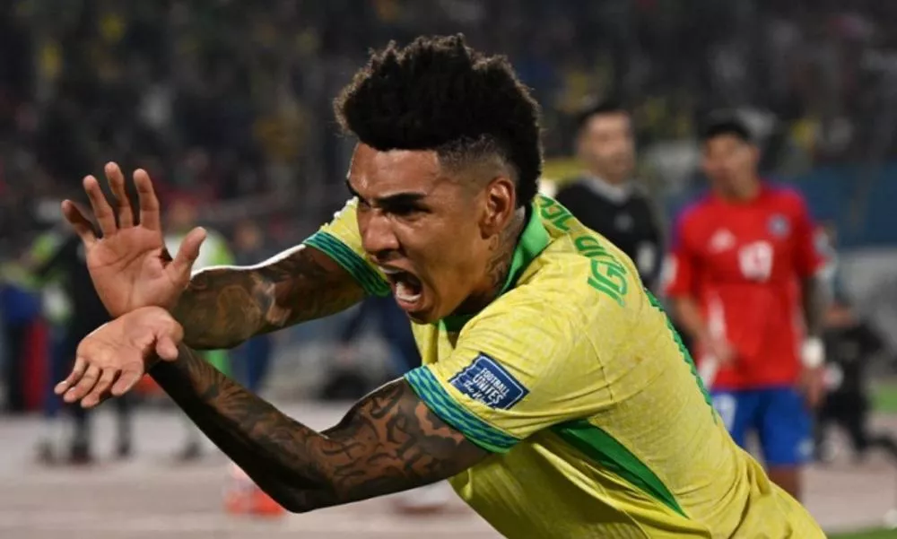 Brasil aproveita brilho de dupla do Botafogo, vence Chile no sufoco e ameniza pressão nas eliminatórias