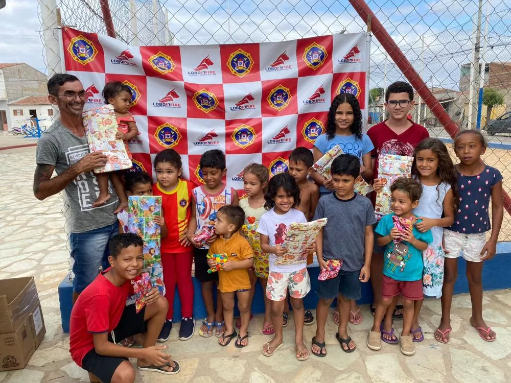 Bombeiros Civis da LOBO FIRE realizam ação solidária com distribuição de presentes para crianças carentes em Patos