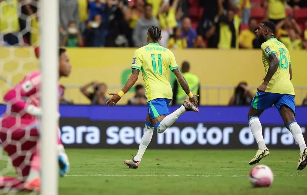 Com Raphinha protagonista e gol à la Bebeto, Brasil goleia Peru e se firma no G-4 das eliminatórias
