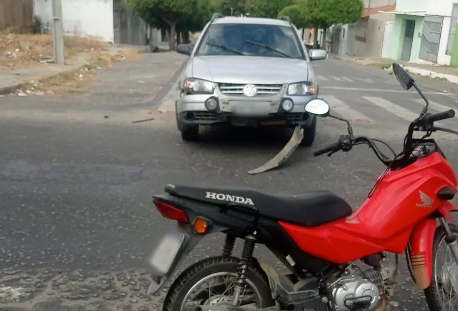 Duas mulheres ficam feridas em colisão entre carro e moto na manhã desta quarta-feira (16), no bairro Monte Castelo, em Patos